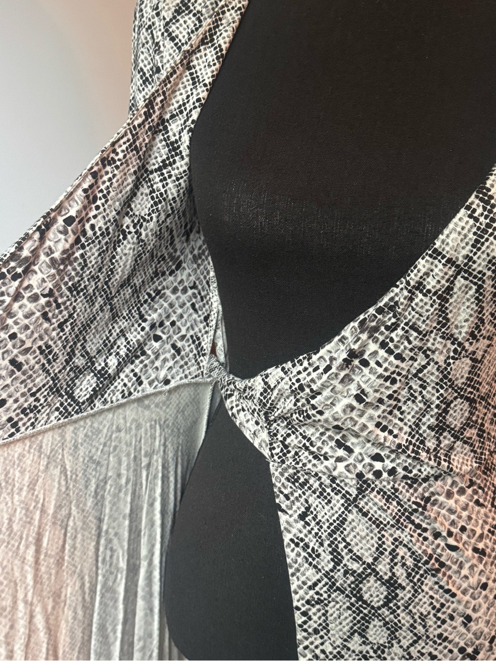 Good American  snake print wrap midi dress  sz 0 - Picture 8 of 10